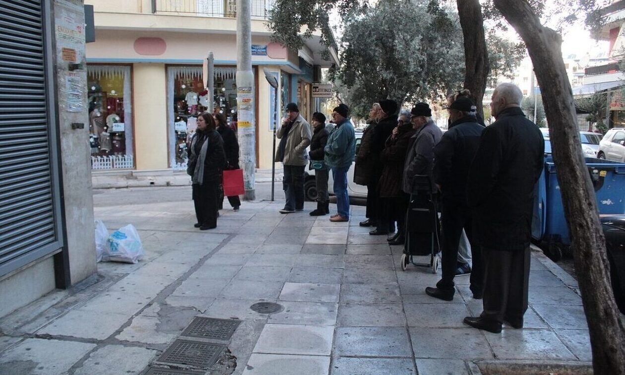 Τράπεζες: Θα μας παίρνουν χρήματα κάθε μήνα από τις καταθέσεις – Τι θα χάνουμε
