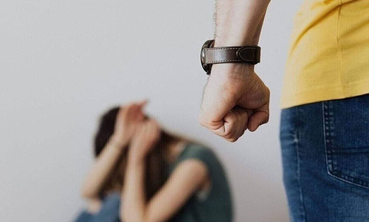Τρόμος στο Ηράκλειο: Χτυπούσε το κεφάλι της συζύγου του στις ντουλάπες