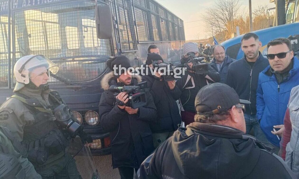 Θεσσαλονίκη: Μπλόκο της ΕΛ.ΑΣ. σε αγρότες που βγήκαν με τα τρακτέρ τους στα Μάλγαρα