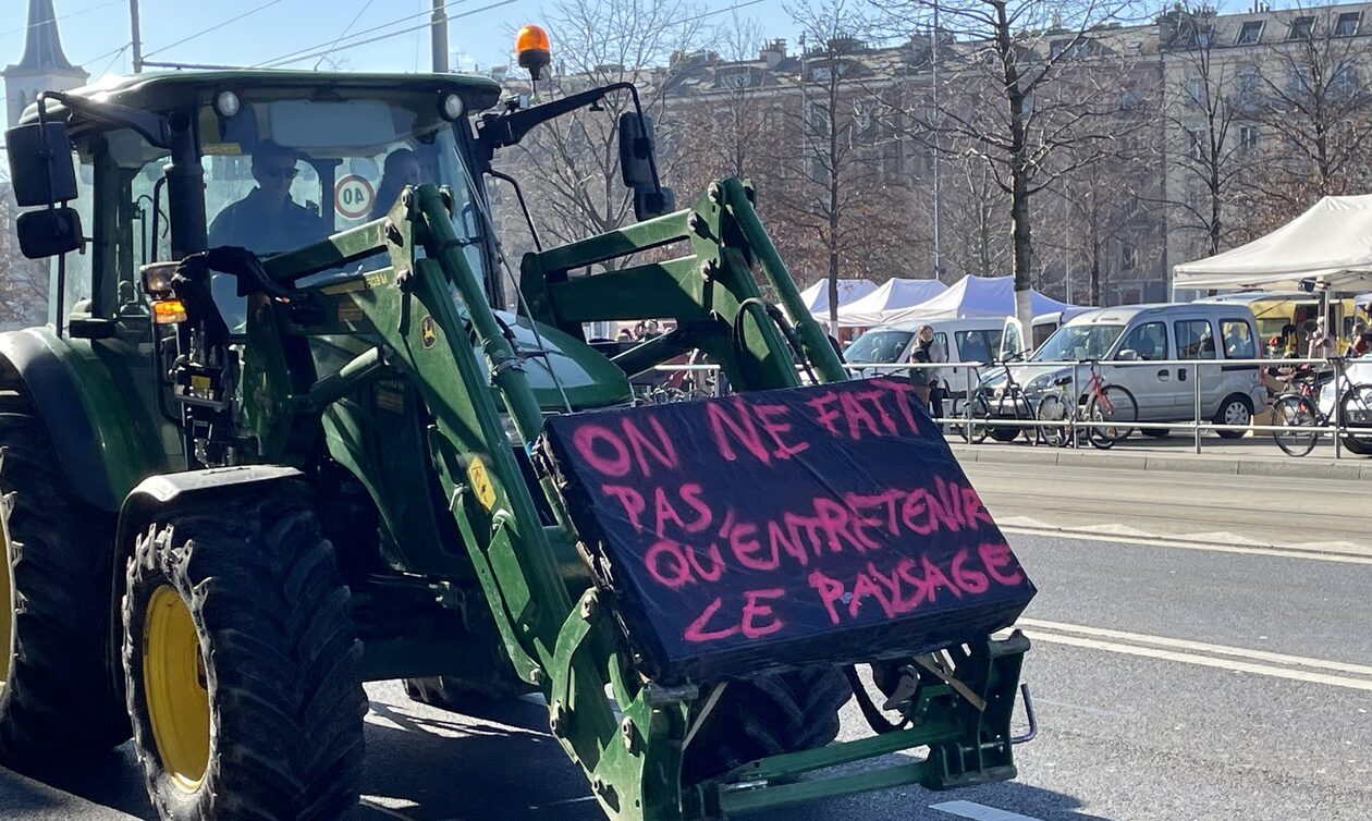Ελβετία: Στους δρόμους της Γενεύης οι αγρότες με τα τρακτέρ
