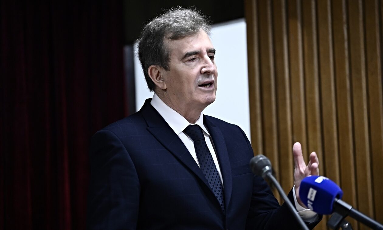 Χρυσοχοΐδης για έκρηξη βόμβας: «Σοβαρή και βαριά εγκληματική ενέργεια»