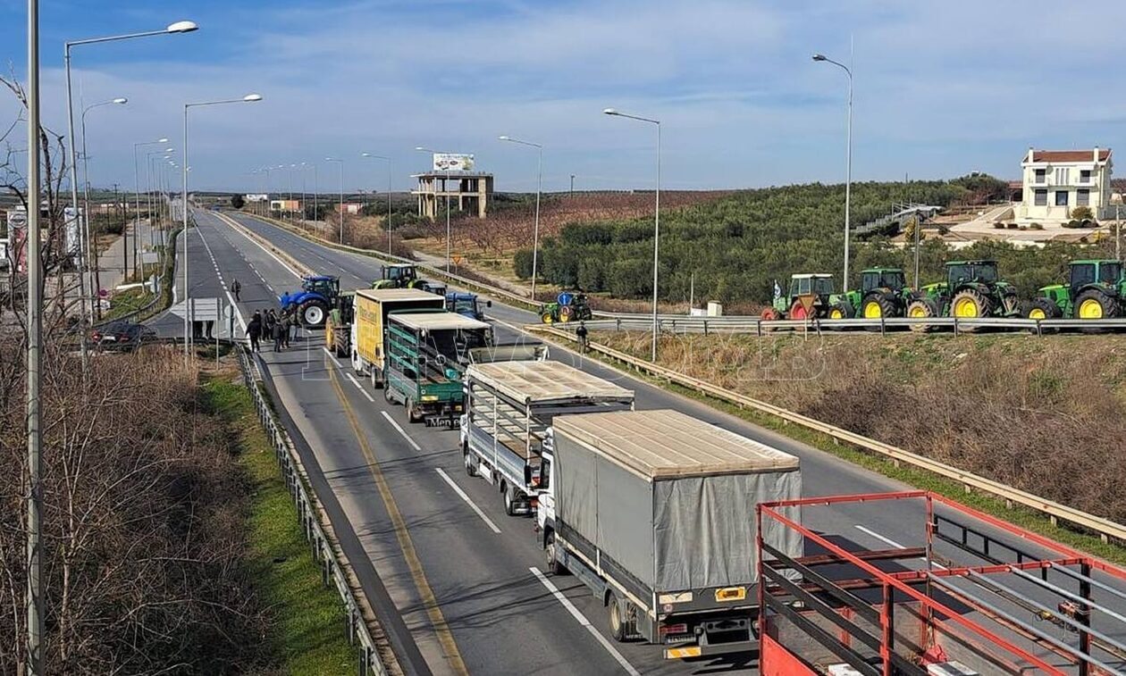 Αγρότες: Σκληραίνουν τη στάση τους – Έκλεισαν την Εθνική Οδό Μουδανιών – Θεσσαλονίκης