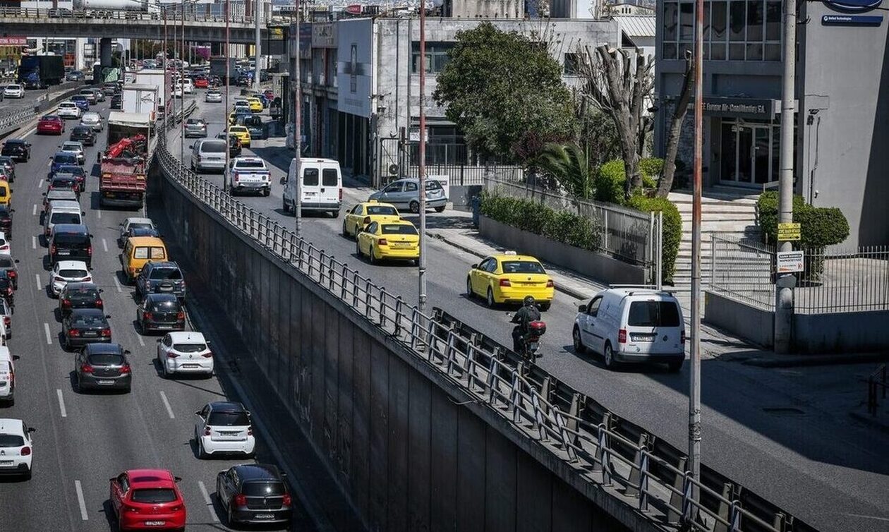 Τροχαίο στην Εθνική οδό Αθηνών – Κορίνθου κοντά στα διυλιστήρια – Με δυσκολία η κίνηση των οχημάτων