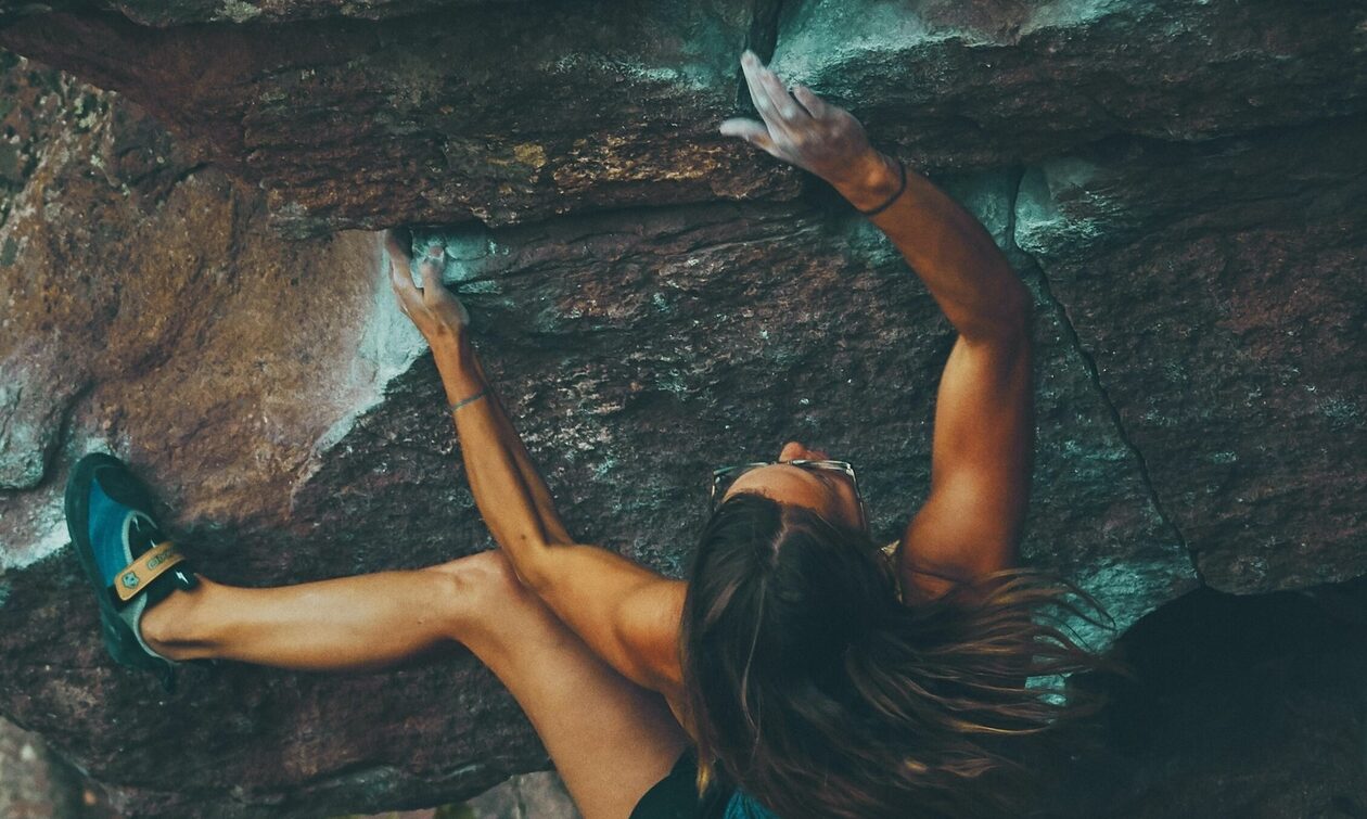 Έσωσαν γυναίκα μετά από πτώση σε βουνό που είχε πάει για να σκορπίσει τις στάχτες του πατέρα της