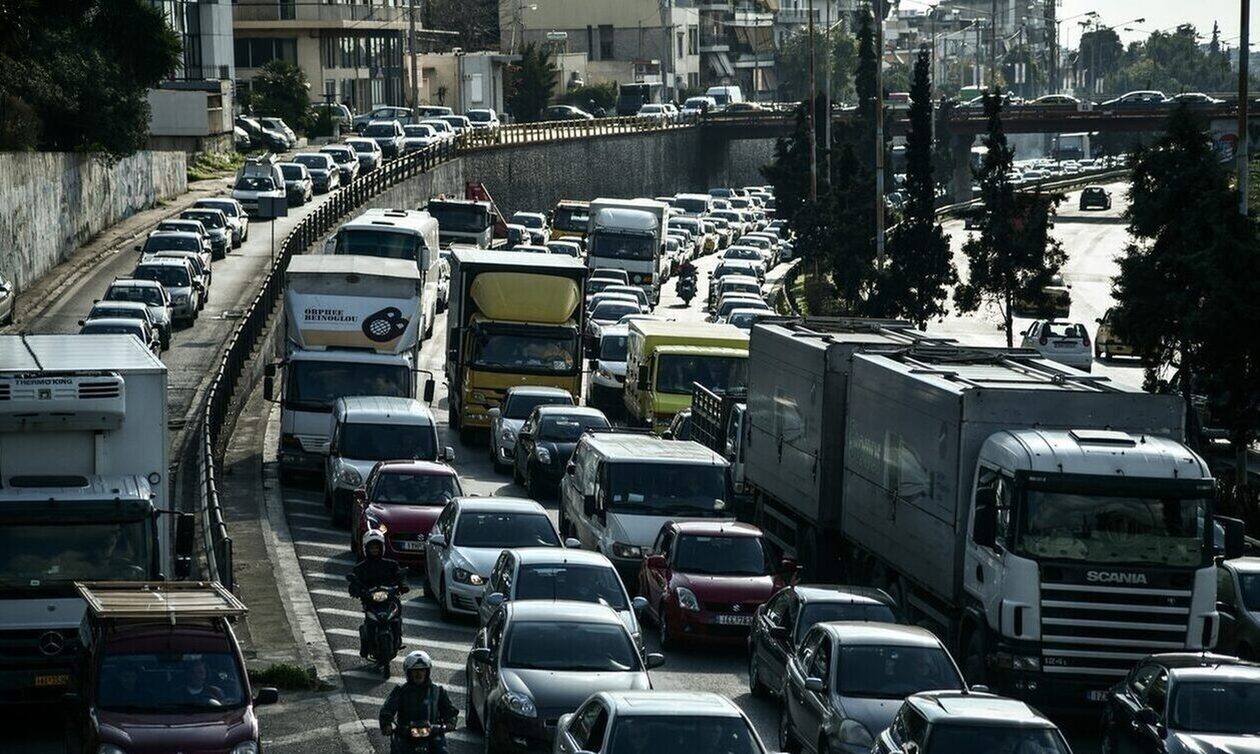 Κίνηση στους δρόμους: «Κόλαση» ο Κηφισός – Ποιοι κεντρικοί είναι στο «κόκκινο»