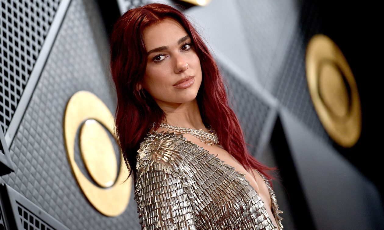 Dua Lipa: Η εκρηκτική εμφάνιση στα Grammys – Το μεταλιζέ φόρεμα και τα σέξι δερμάτινα