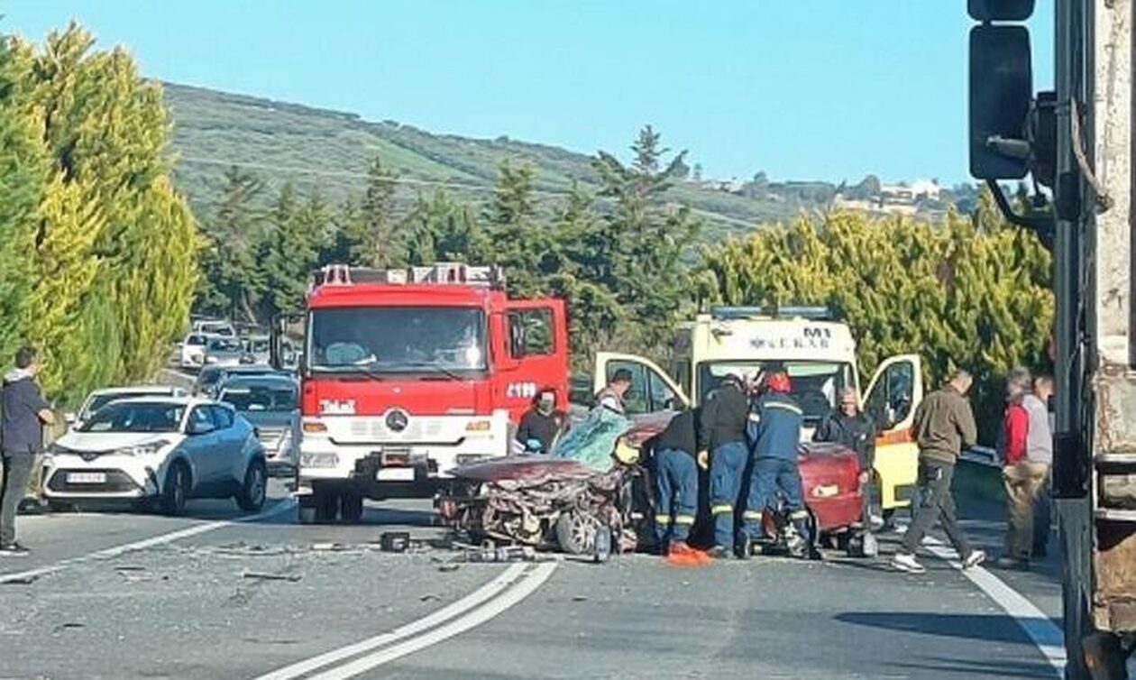 Ηράκλειο: Σοβαρό τροχαίο στα Πεζά – Αυτοκίνητο συγκρούστηκε με μπετονιέρα