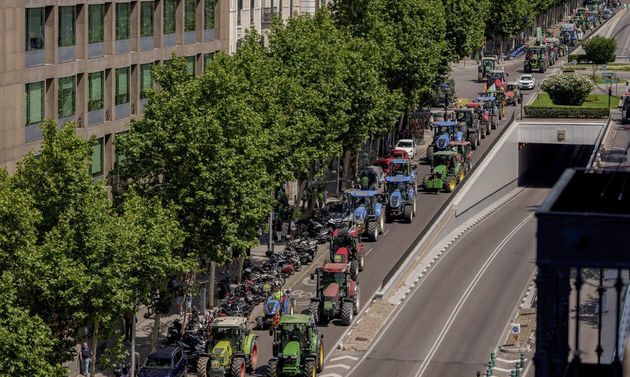 Ισπανία: Τρακτέρ «κλείνουν» δρόμους σε όλη τη χώρα – Ο «καυτός» Φεβρουάριος του Πέδρο Σάντσεθ