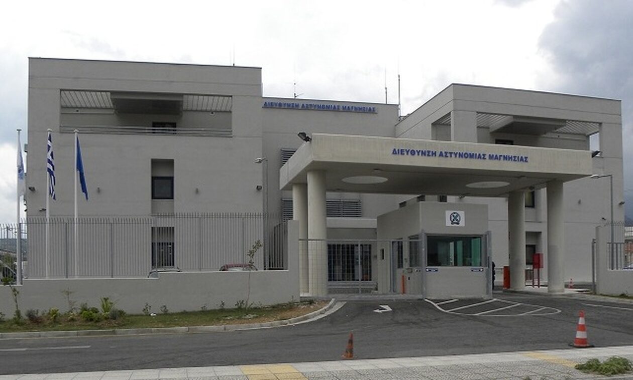 Βόλος: 26χρονος παρουσιάστηκε στο αστυνομικό τμήμα, χτύπησε τους αστυνομικούς και συνελήφθη