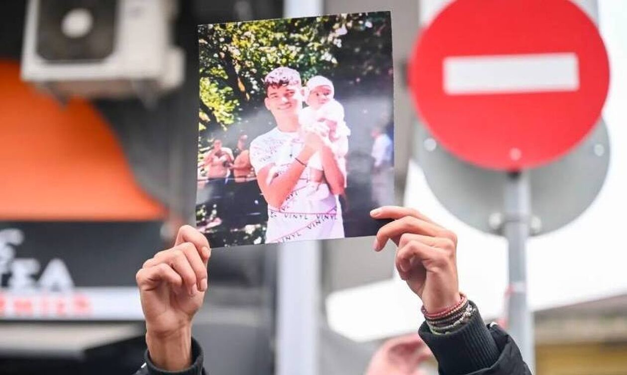 Σε δίκη παραπέμπεται ο αστυνομικός που πυροβόλησε και σκότωσε τον 16χρονο Ρομά, Κώστα Φραγκούλη