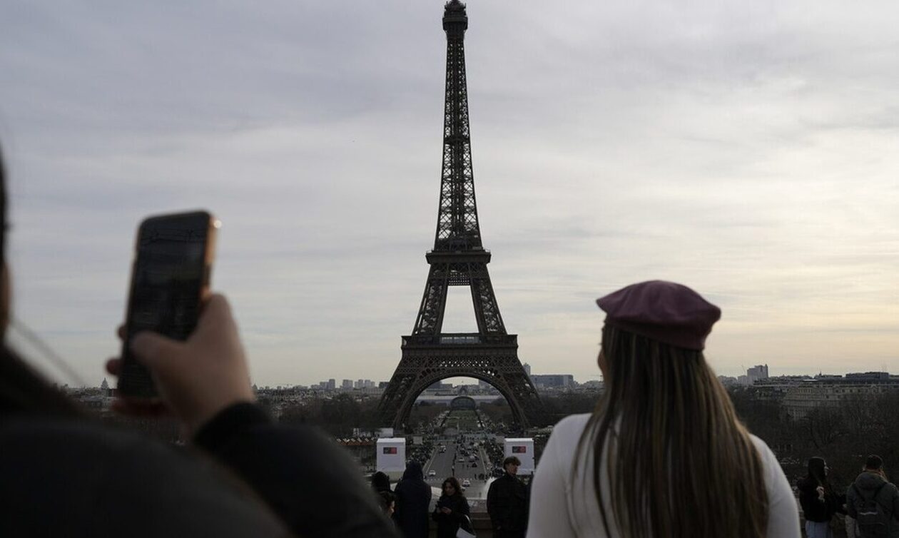 Γάλλος έπαθε το χουνέρι του αιώνα: Έφτιαξε τον Πύργο του Άιφελ με 700 σπίρτα αλλά…