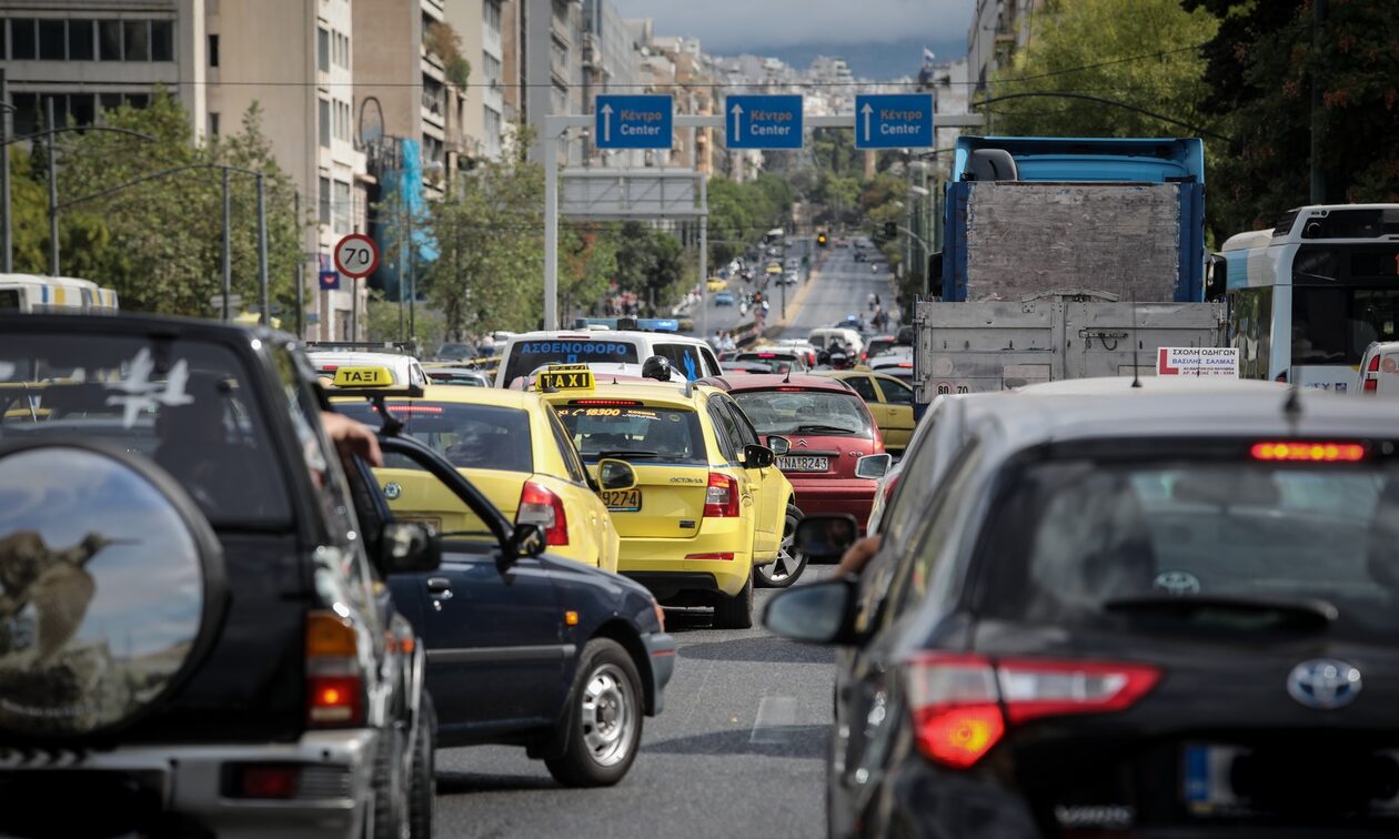 Κίνηση τώρα: Κλειστοί δρόμοι στο κέντρο της Αθήνας – Σύγκρουση οχημάτων στον Κηφισό