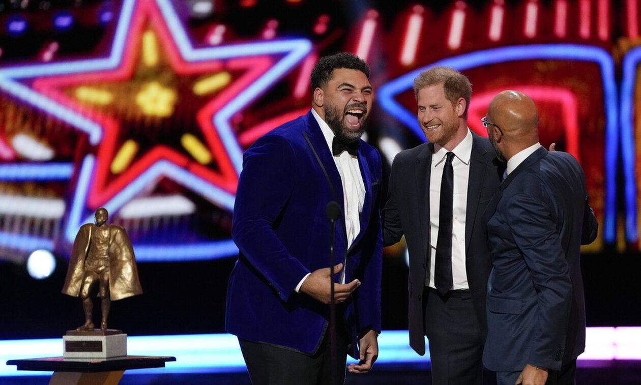 Xάρι-Μέγκαν: Με πλατιά χαμόγελα σε μία δύσκολη ώρα για το Παλάτι – Έξαλλοι οι οπαδοί της μοναρχίας