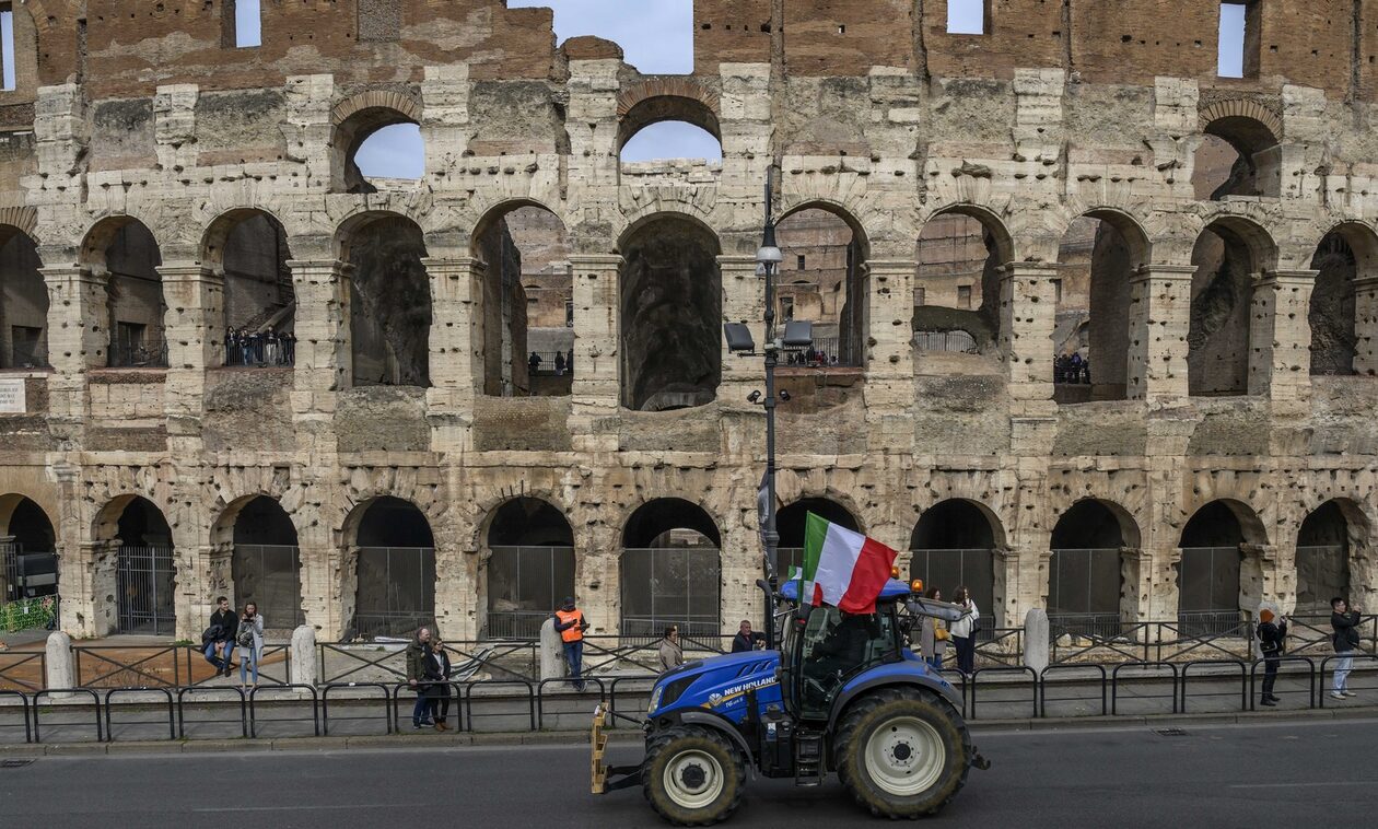 Ιταλία: Έξω από το Κολοσσαίο οι αγρότες – Ετοιμάζουν παρέμβαση στο φεστιβάλ του Σαν Ρέμο