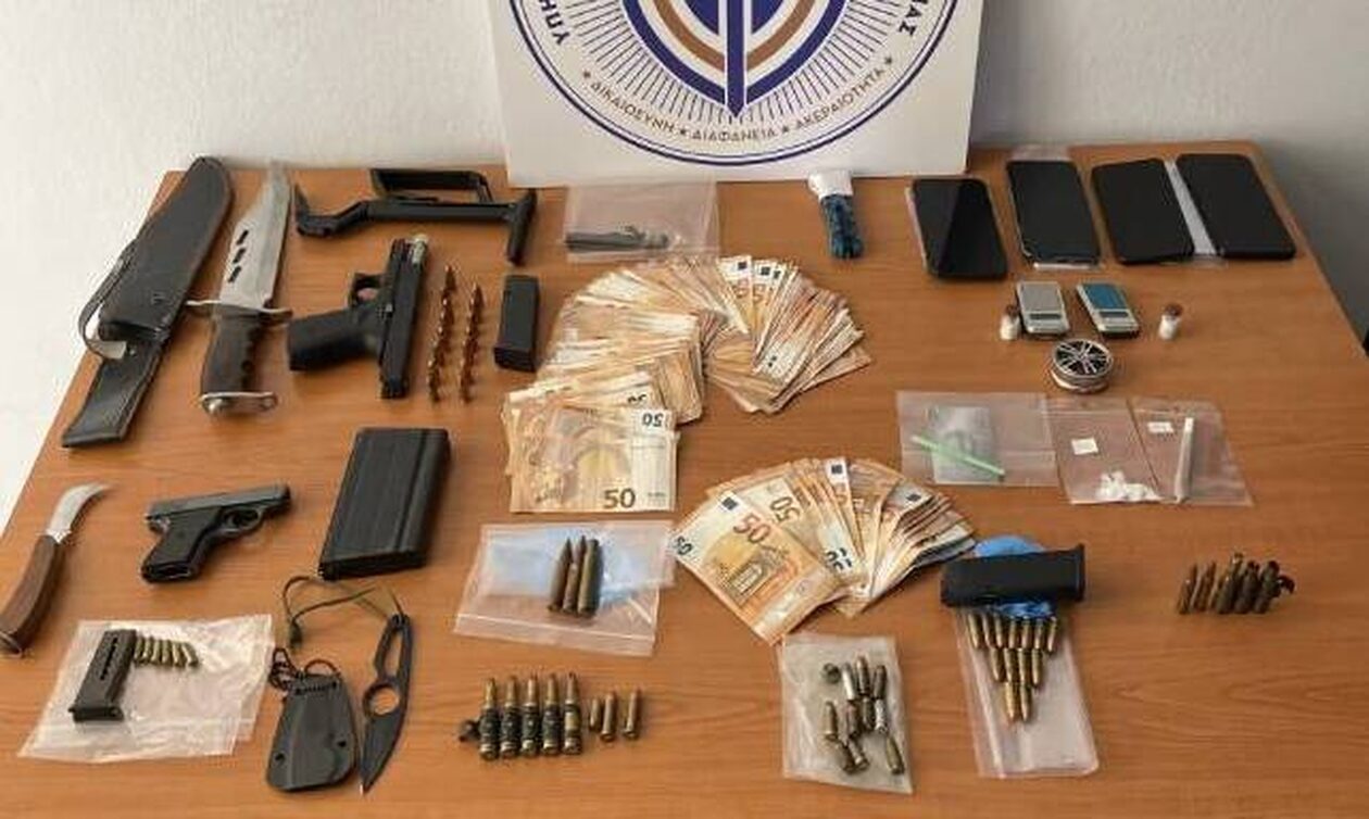 Συνελήφθη αστυνομικός που εμπλέκεται σε κύκλωμα διακίνησης ναρκωτικών και όπλων