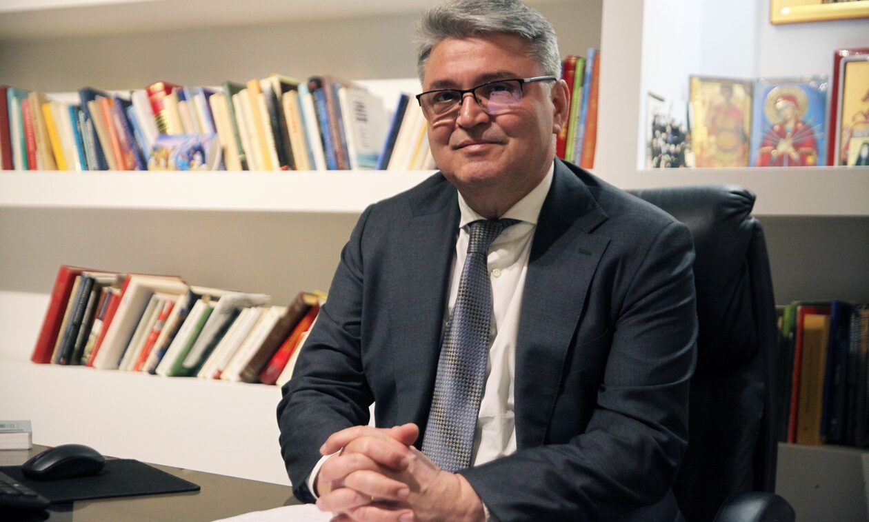 Δημήτρης Νατσιός: «Το αίσχος με τον Μέγα Αλέξανδρο συνέπεσε με το νομοσχέδιο για τα ομόφυλα»