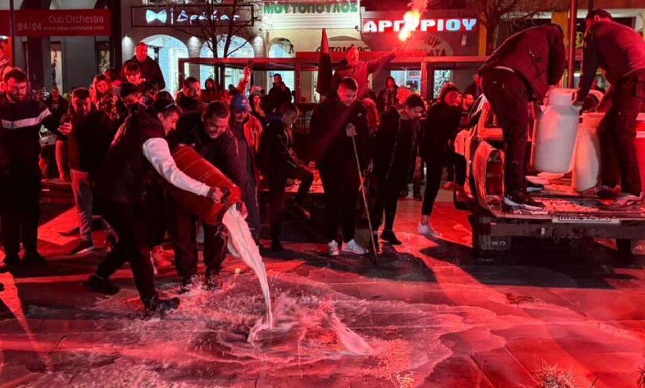 Αγρότες: Στην Καρδίτσα με τα τρακτέρ τους, έχυσαν γάλατα και άχυρα – Έκλεισε τα Μάλγαρα η ΕΛ.ΑΣ.