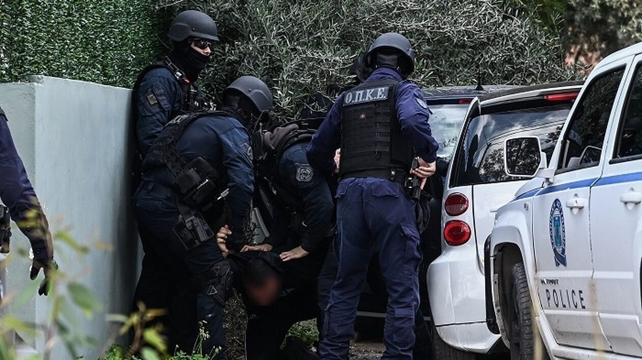 Στη φυλακή το πρώην μελος των «Πυρήνων»: Ελεύθεροι οι ΟΥΚάδες- Κατασχέθηκαν 11 κινητά, 4 υπολογιστές