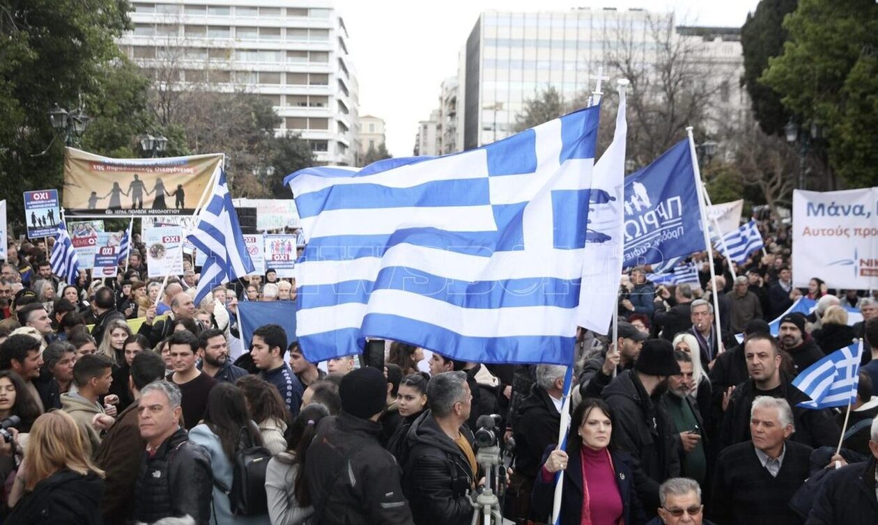 Αφίσες με τον Κολοκοτρώνη στο Βελλίδειο – Γεμάτο το Σύνταγμα κατά του γάμου στα ομόφυλα ζευγάρια