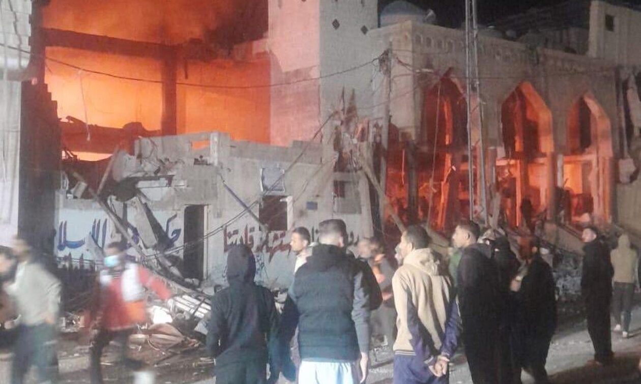 Νύχτα – κόλαση στη Ράφα: To Ισραήλ βομβαρδίζει την περιοχή