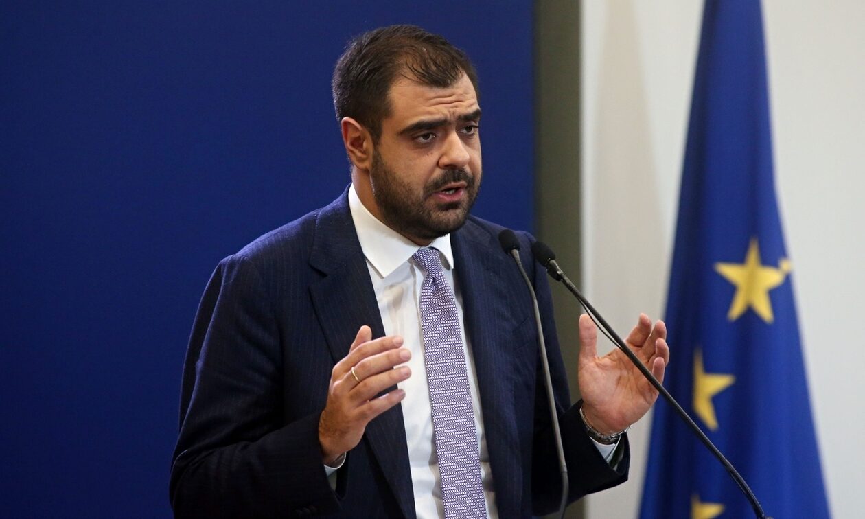 LIVE η ενημέρωση των πολιτικών συντακτών από τον κυβερνητικό εκπρόσωπο, Παύλο Μαρινάκη