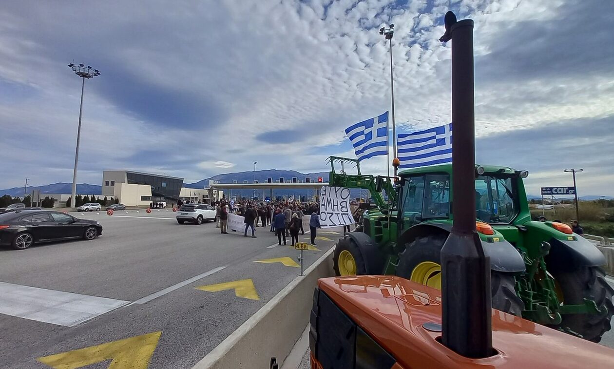 Αγροτικό συλλαλητήριο στα Φάρσαλα – Έριξαν γάλα και καλαμπόκι στο δρόμο