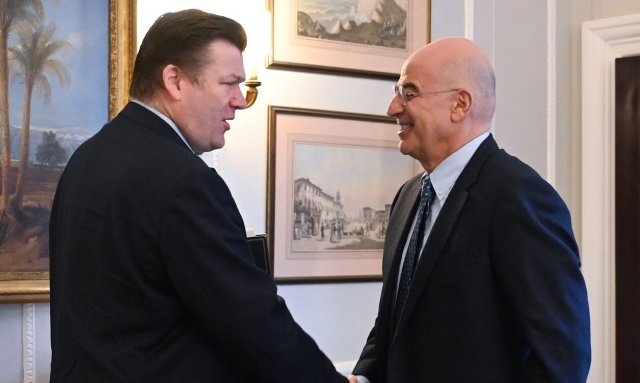 Συνάντηση Δένδια – Χίπι στο Λονδίνο: «Η Ελλάδα θα υπερασπισθεί την ελεύθερη ναυσιπλοΐα»