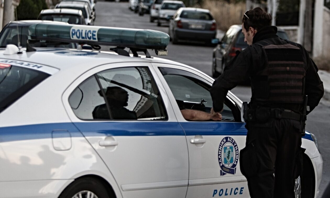 Κόρινθος: Μεγάλη επιχείρηση της Αστυνομίας – Εντοπίστηκαν όπλα και μαχαίρια