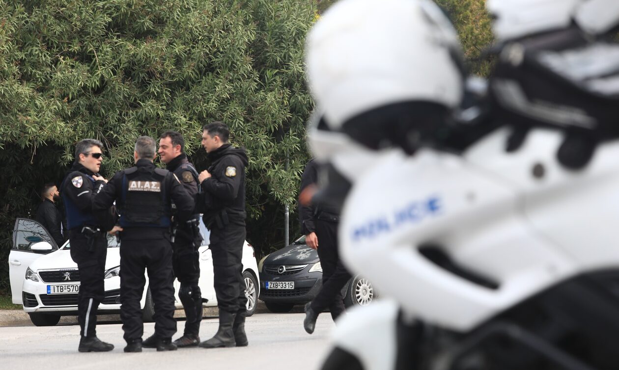 Μενίδι: Άγριος ξυλοδαρμός αστυνομικού από Ρομά – Τον έδειραν μέχρι λιποθυμίας – Νοσηλεύεται στο 401