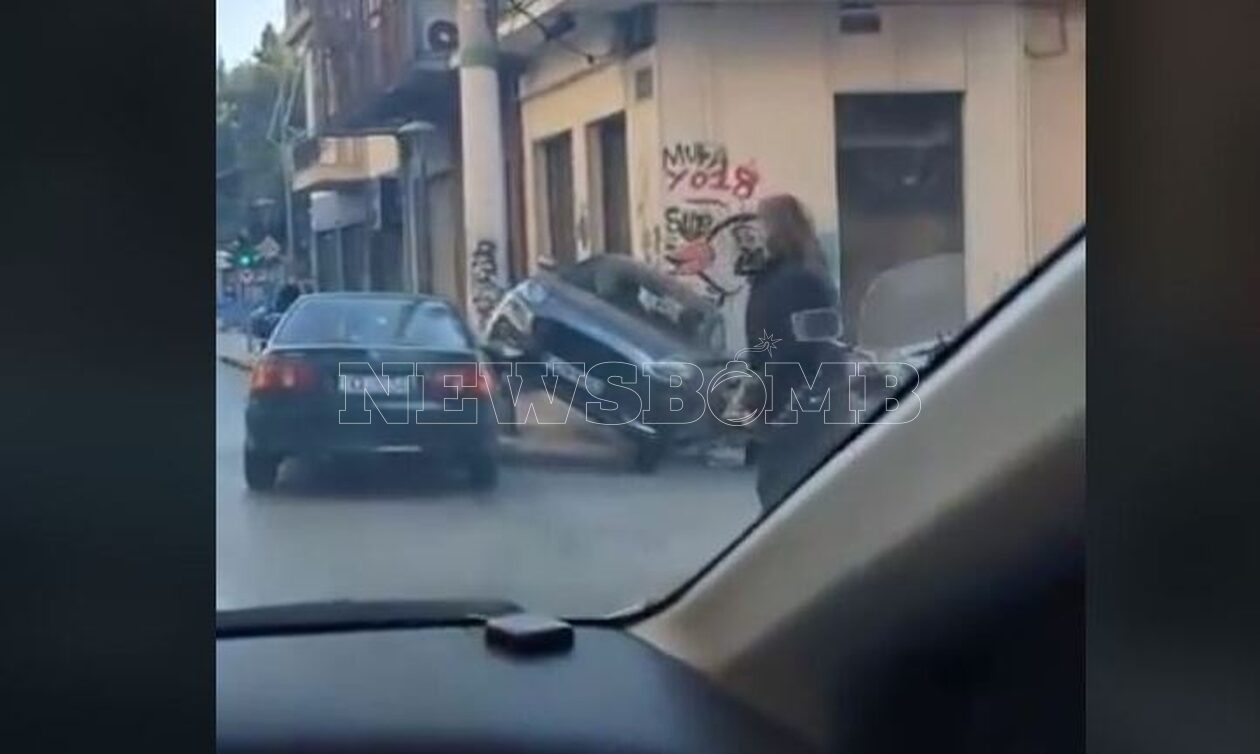 Απίστευτο τροχαίο στο Νέο Κόσμο: ΙΧ «καβάλησε» αυτοκίνητο