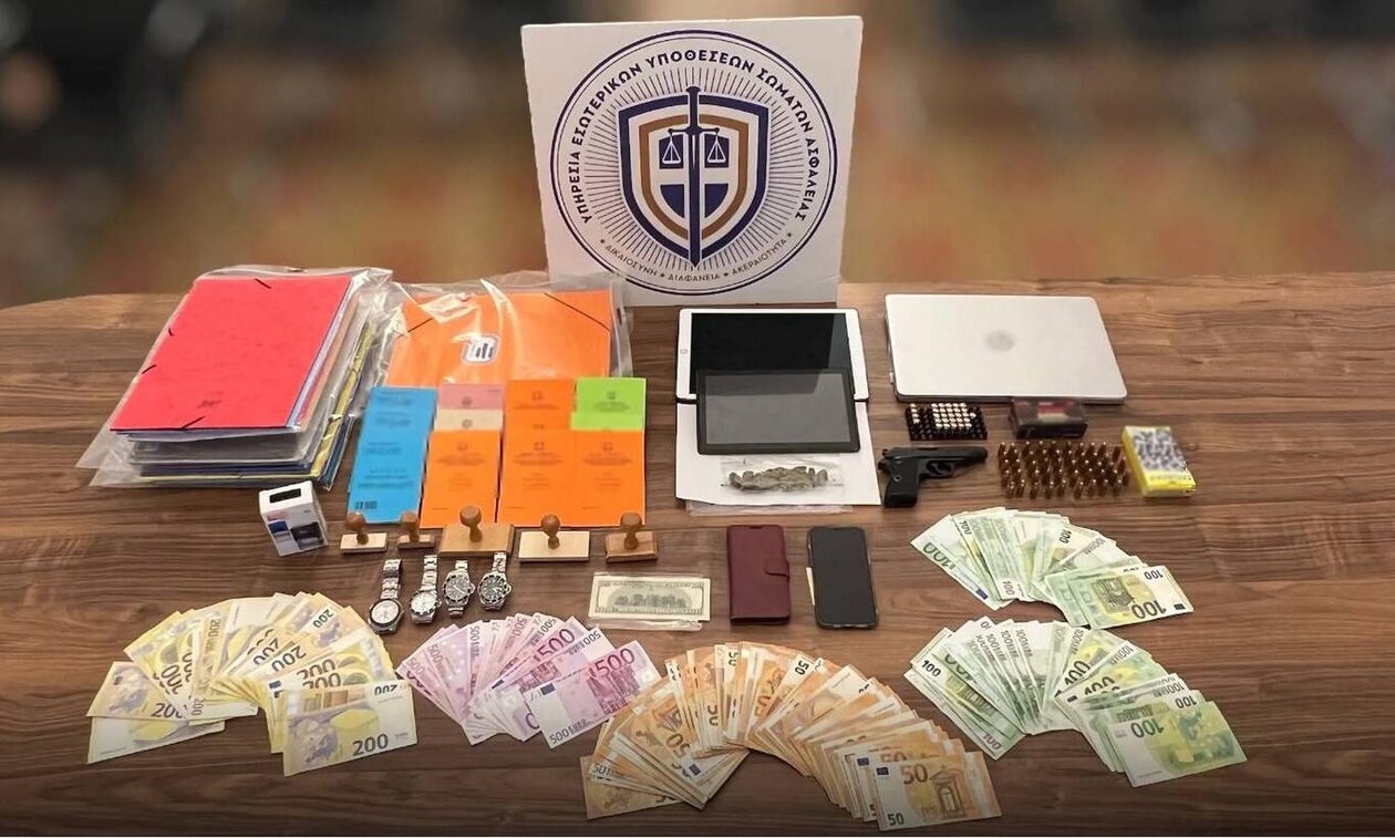 Χειροπέδες σε δημόσιο υπάλληλο που προέβαινε παράνομα στην έκδοση αδειών χειριστών μηχανημάτων