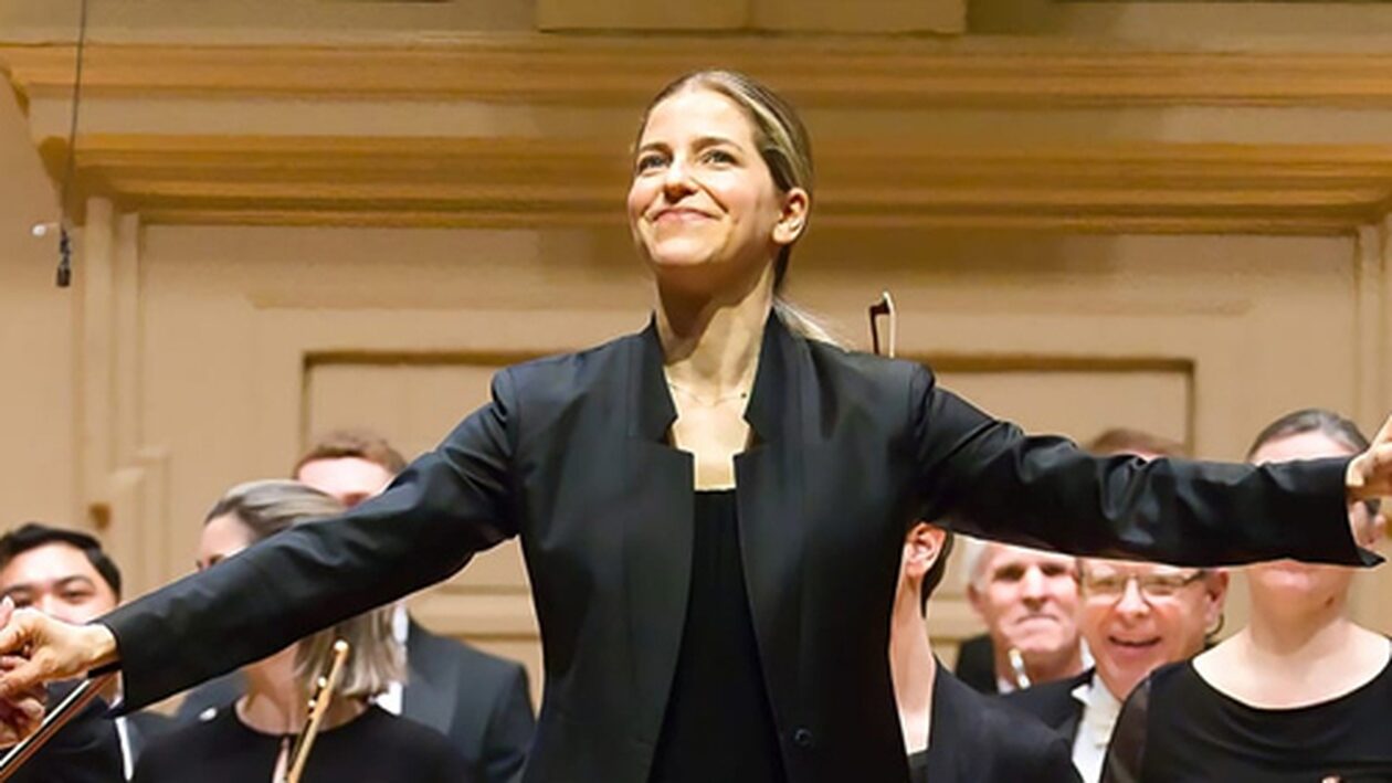 Karina Canellakis: Η μαέστρος με τις ελληνικές ρίζες που διαπρέπει στο ανδρικό άβατο του πόντιουμ