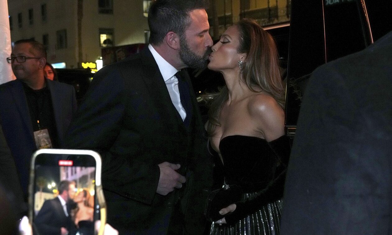 Tζένιφερ Λόπεζ: Στην πρεμιέρα της νέας της ταινίας με τον Μπεν Άφλεκ στο πλευρό της – Το καυτό φιλί