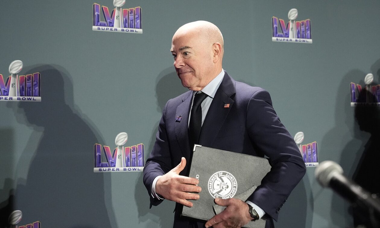 ΗΠΑ: Οι Ρεπουμπλικάνοι παραπέμπουν σε δίκη τον υπουργό Εσωτερικής Ασφαλείας – Καταδικάζει ο Μπάιντεν