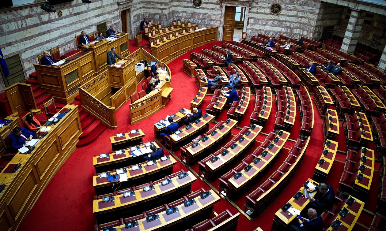 Ομόφυλα ζευγάρια: Live η συζήτηση του σχεδίου νόμου – Αύριο η ψηφοφορία