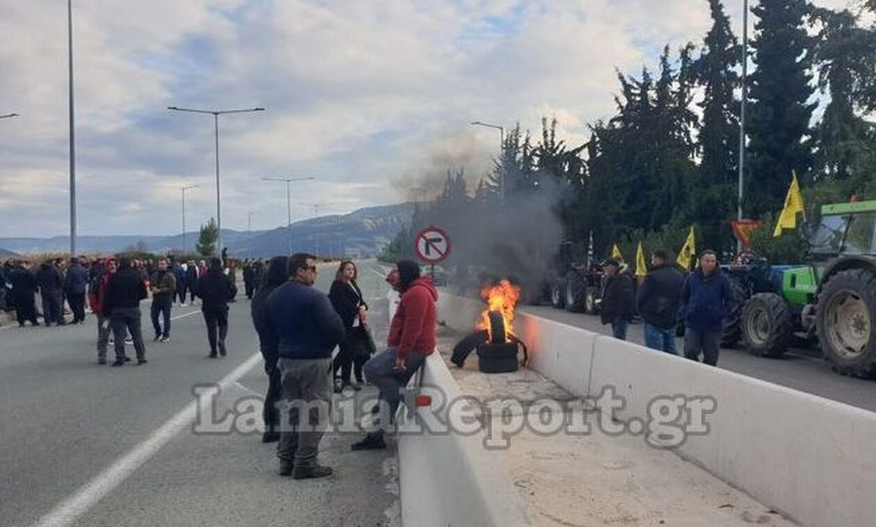 Φθιώτιδα: Ξανά κλειστή η εθνική οδός Αθηνών-Λαμίας – Άναψαν φωτιές σε λάστιχα οι αγρότες