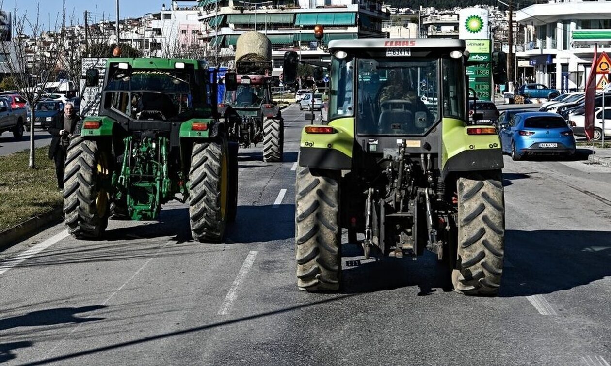 Κοζάνη: Αγρότες απέκλεισαν το τελωνείο Καστοριάς και το κτίριο της Περιφέρειας Δυτ. Μακεδονίας