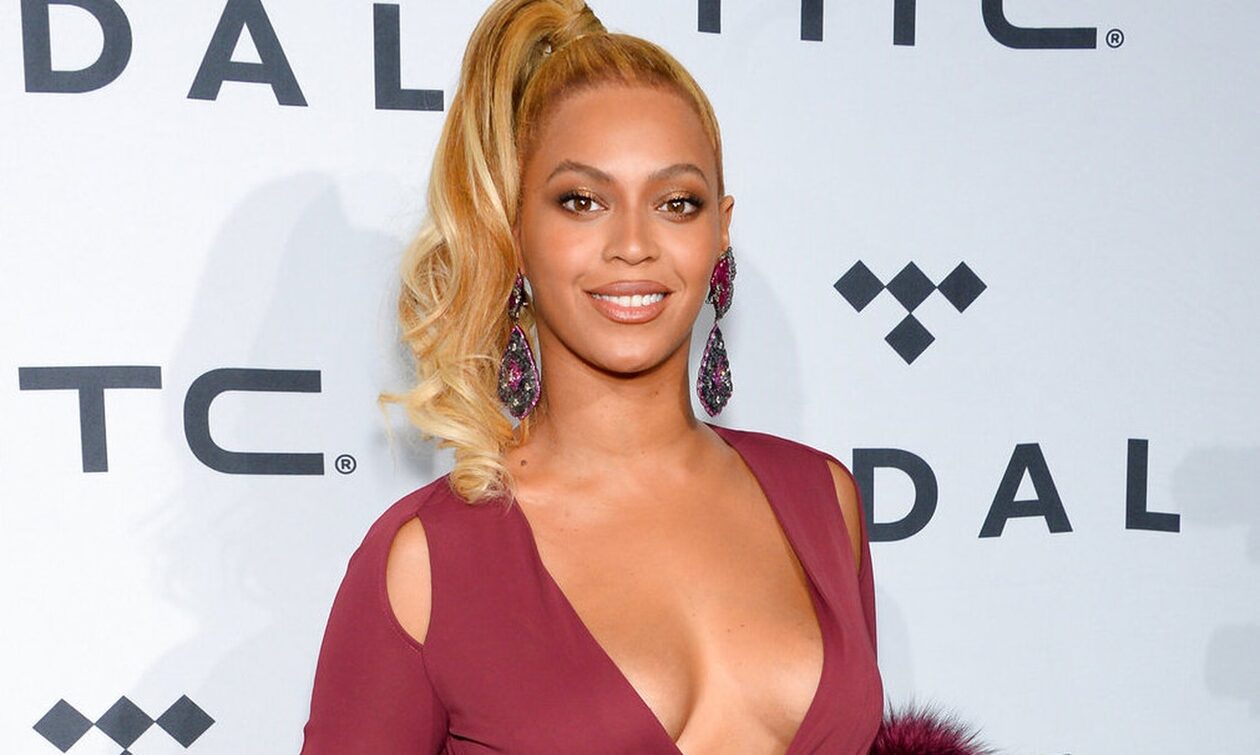 Μπιγιονσέ: Ευχήθηκε στους απανταχού ερωτευμένους με ένα μαύρο, διάφανο φόρεμα