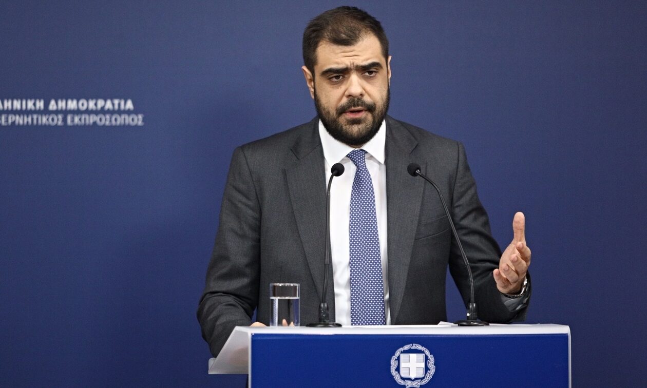 LIVE η ενημέρωση των πολιτικών συντακτών από τον κυβερνητικό εκπρόσωπο, Παύλο Μαρινάκη