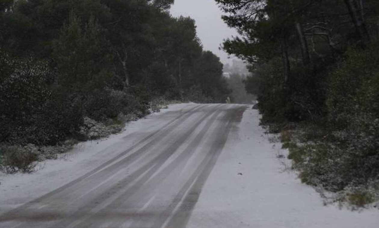 Καιρός: Χιονίζει πάλι στην Πάρνηθα – Διακοπή κυκλοφορίας από το ύψος του τελεφερίκ