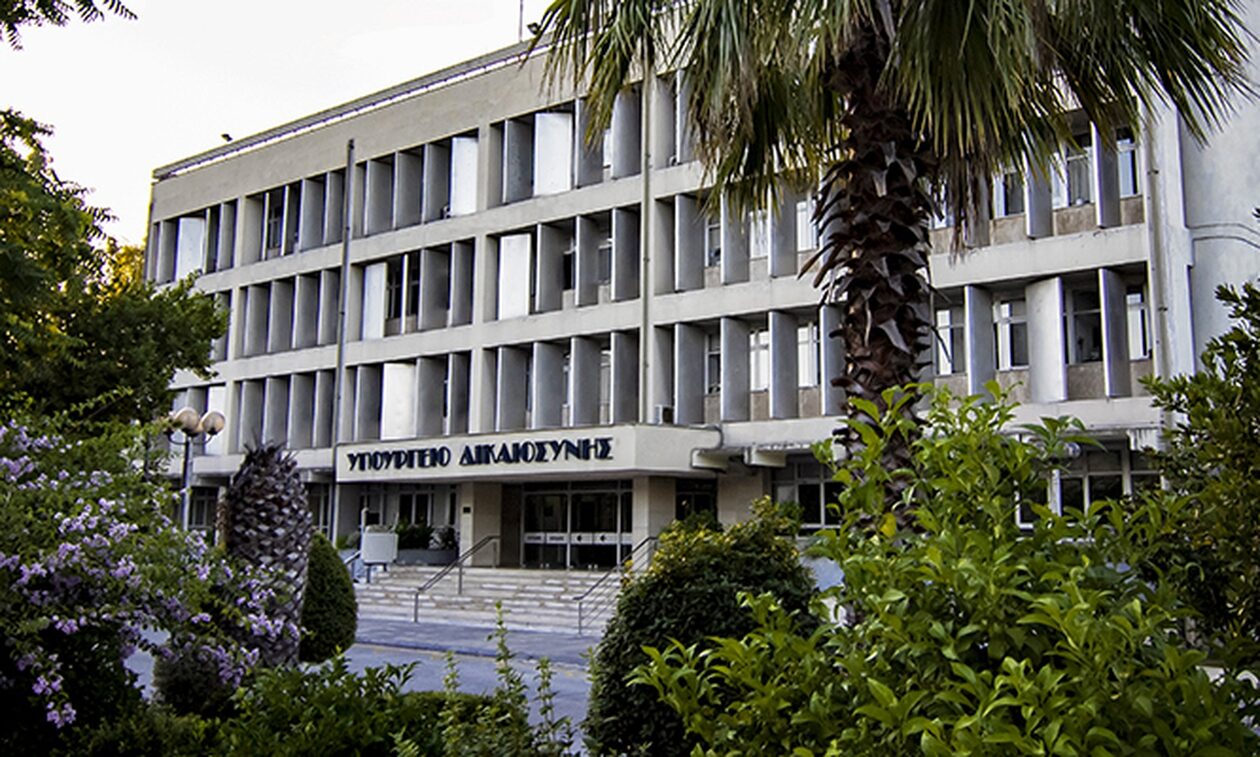 Συγκέντρωση διαμαρτυρίας των δικηγόρων έξω από το υπ. Δικαιοσύνης              