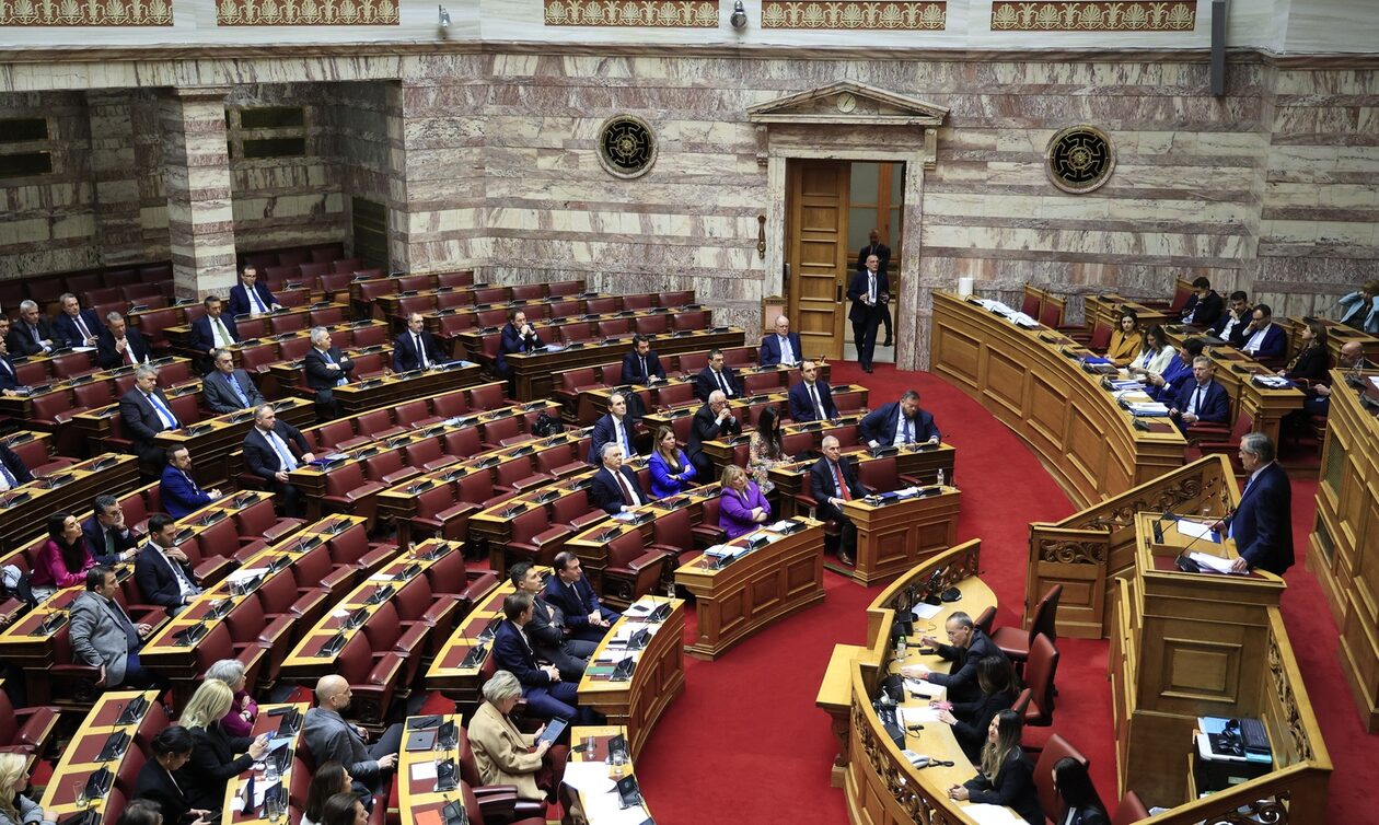 Αψιμαχία στα θεωρεία της Βουλής την ώρα που μιλούσε ο Αντώνης Σαμαράς – Παρενέβη η φρουρά