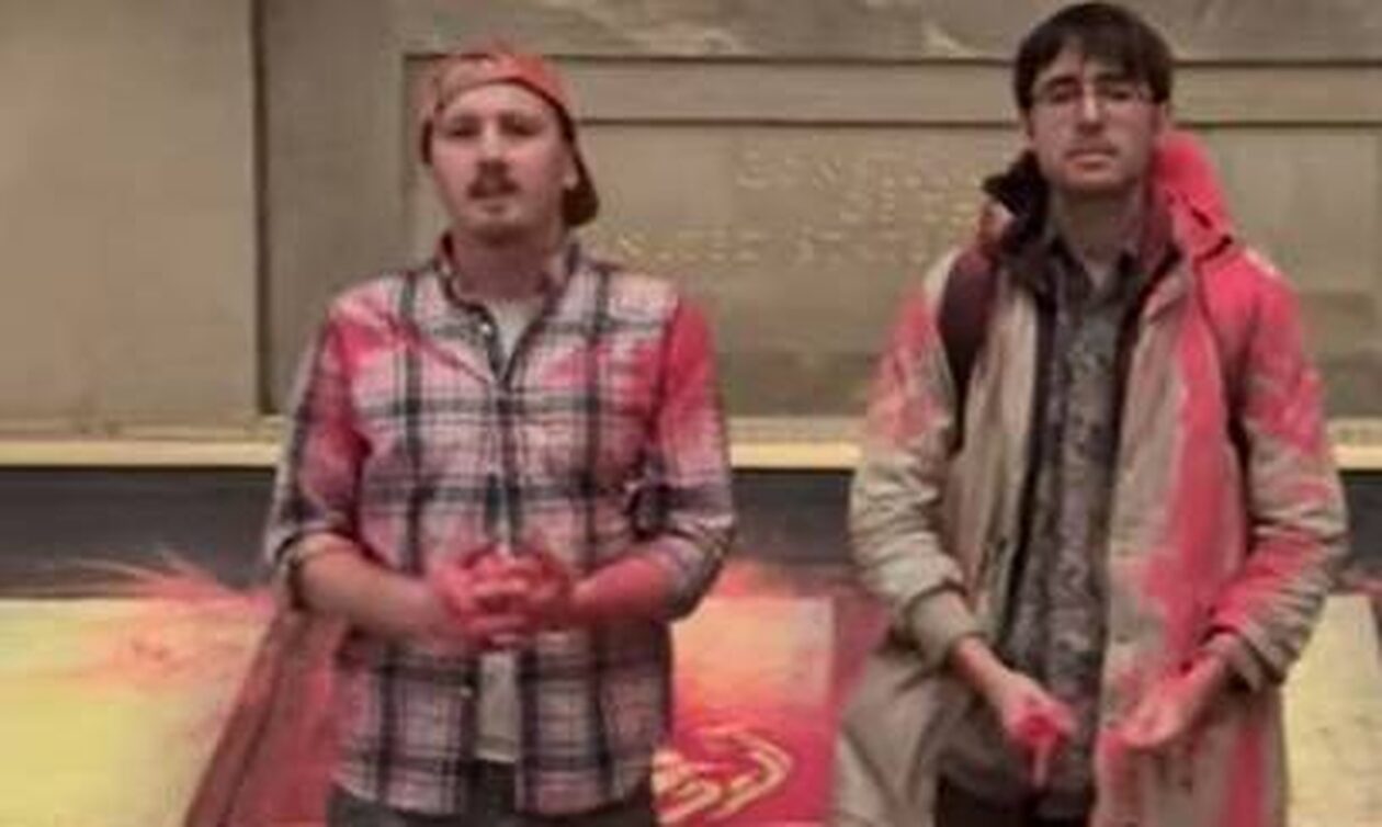 ΗΠΑ: Ακτιβιστές έριξαν ροζ σκόνη στο Σύνταγμα των ΗΠΑ, διαμαρτυρόμενοι για την κλιματική αλλαγή