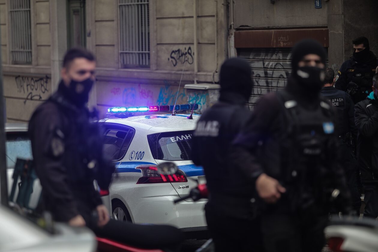 Διάρρηξη σε συνεργείο στην Κυψέλη – Τους έπεσε και ένα περίστροφο