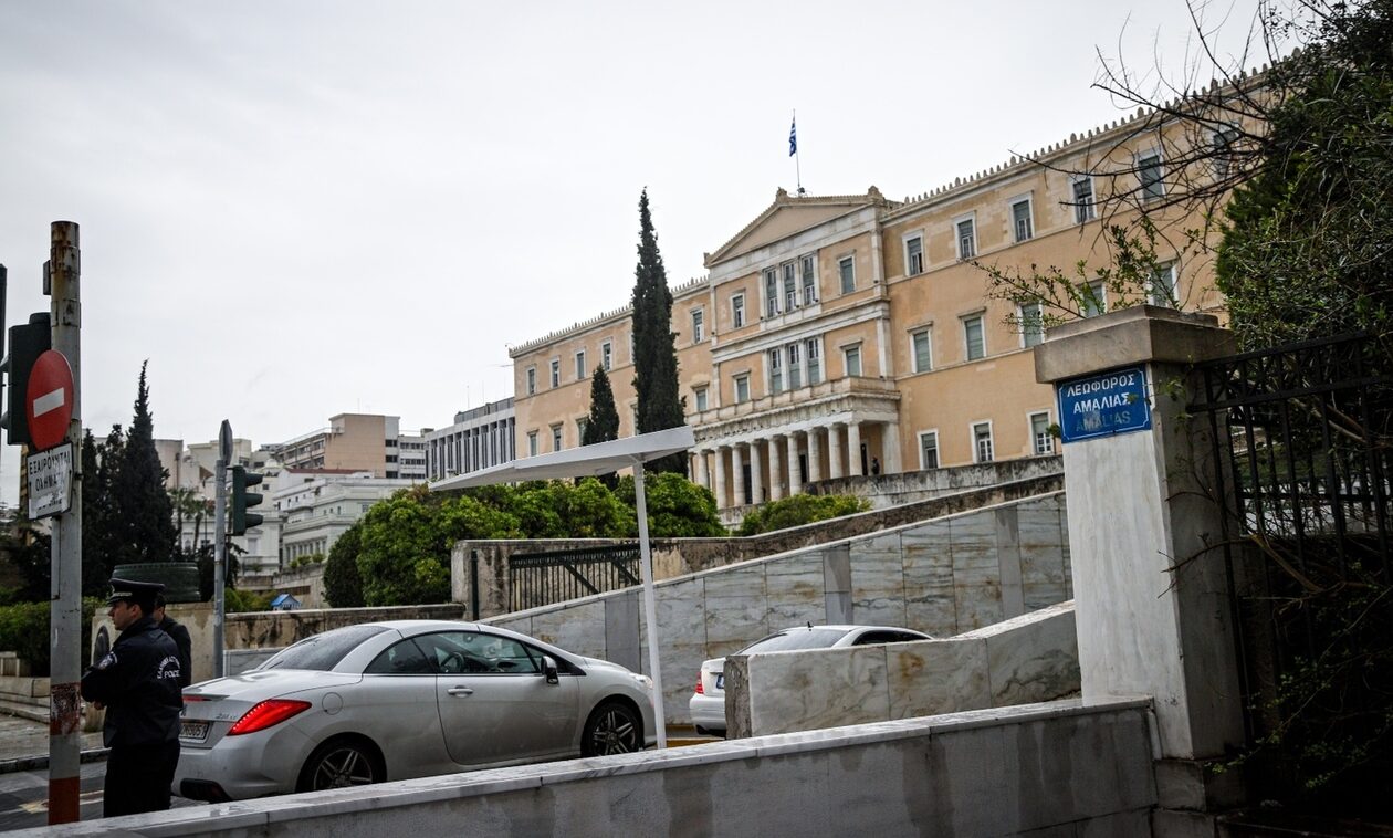Συναγερμός στη Βουλή: Υπάρχει απειλή για βόμβα