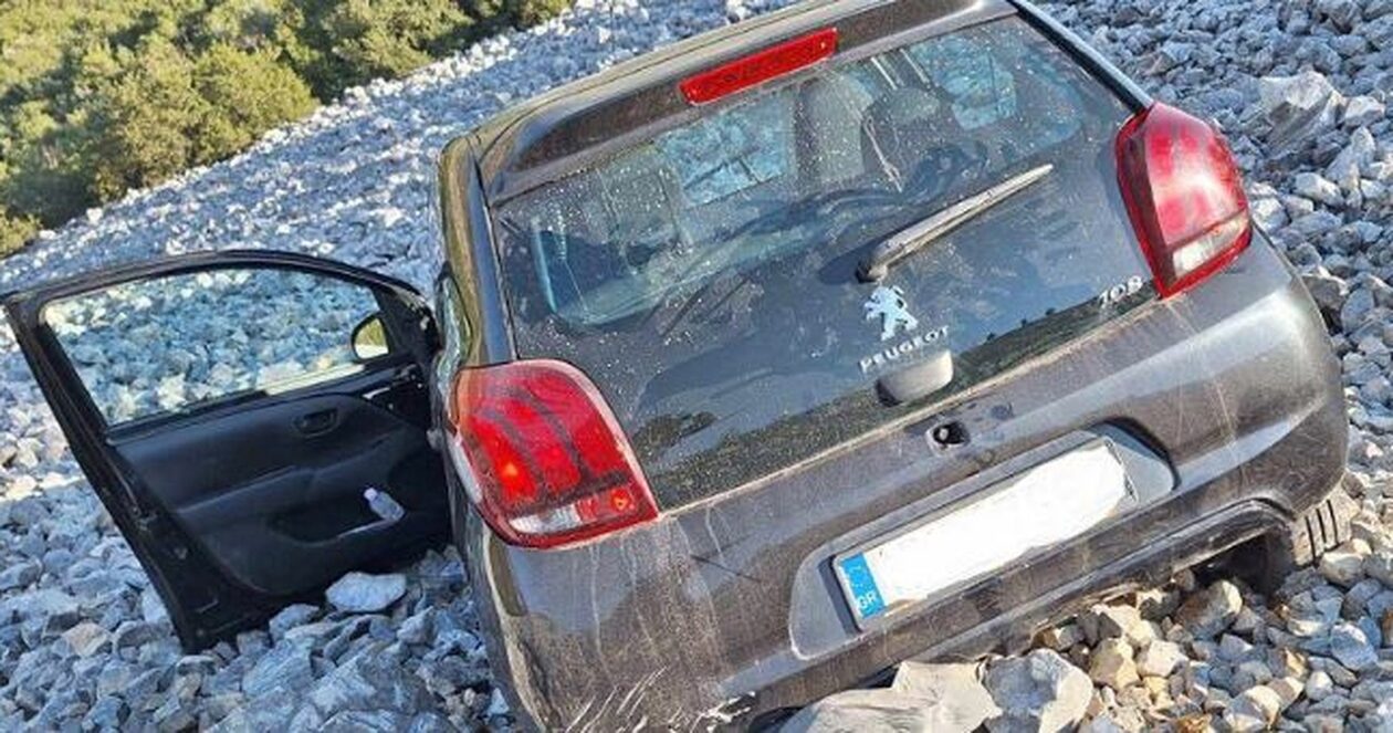 Αυτοκίνητο έπεσε σε γκρεμό στη νέα εθνική Τυρνάβου-Ελασσόνας – Δεν υπήρξαν τραυματισμοί