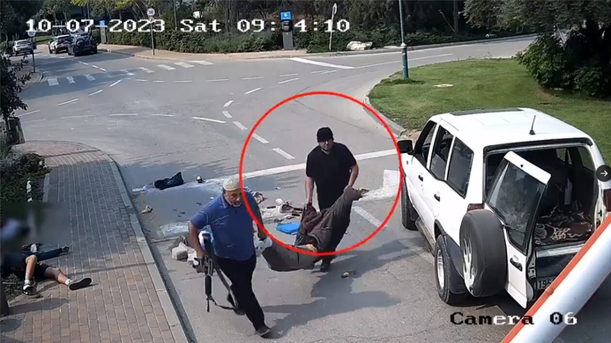 Πόλεμος στο Ισραήλ: Βίντεο δείχνει υπάλληλο του ΟΗΕ να φορτώνει πτώμα Ισραηλινού σε αυτοκίνητο