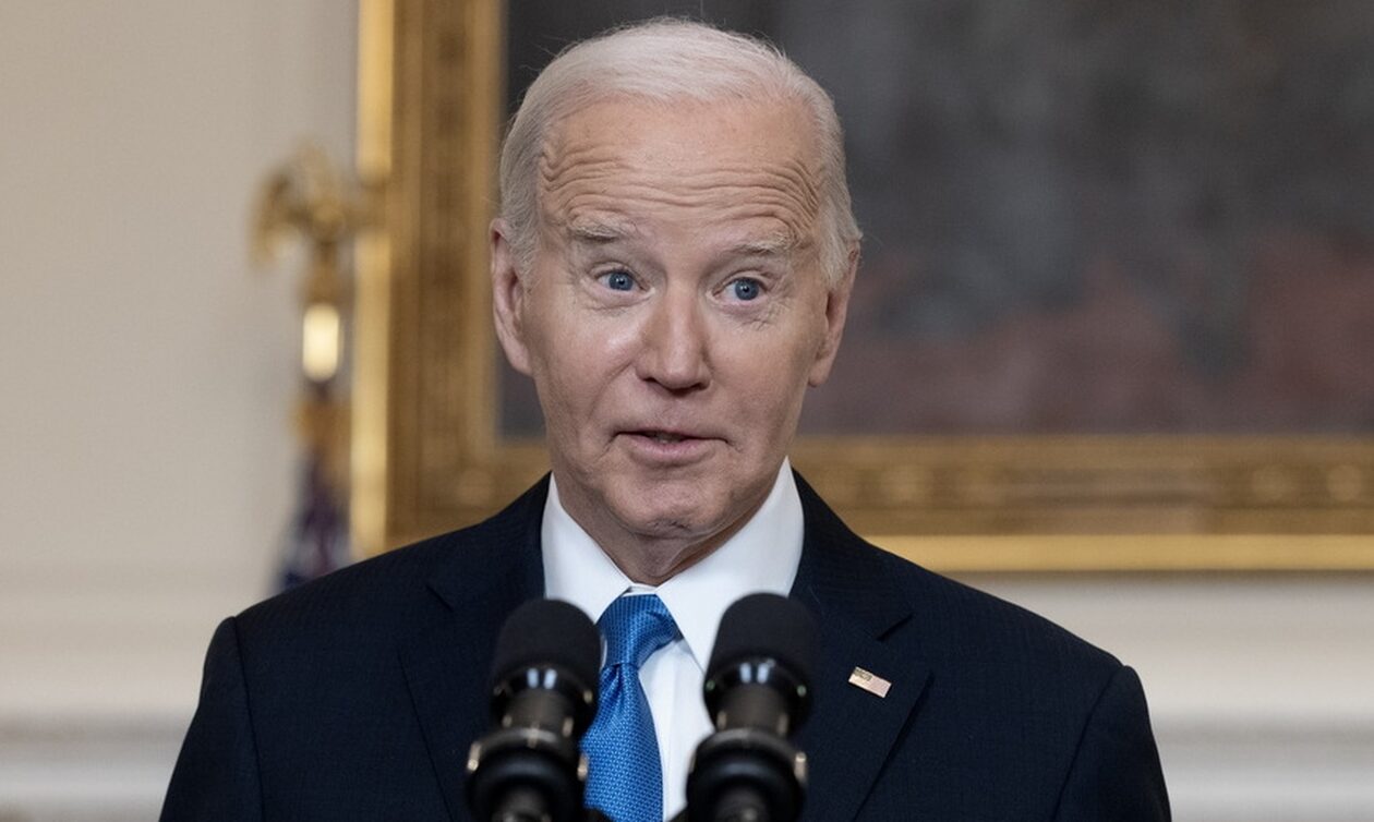 New York Times: Ολόκληρό επιτελείο βοηθάει τον Μπάιντεν να μην πέφτει και να μην κάνει γκάφες