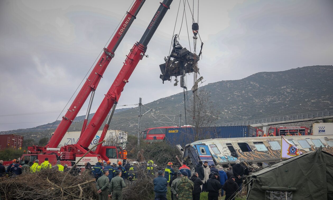 Τέμπη: «Καταστροφή, άνθρωποι διαμελισμένοι, τραυματίες παντού» – Διασωθέντες μιλούν για την τραγωδία