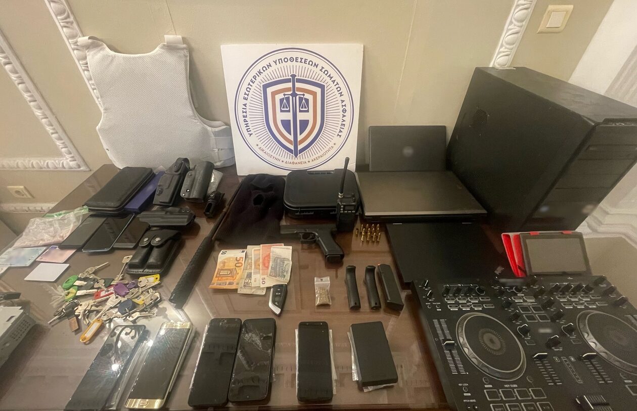 Συνελήφθη επ’ αυτοφώρο αστυνομικός – Κατηγορείται για κλοπές, όπλα και ναρκωτικά